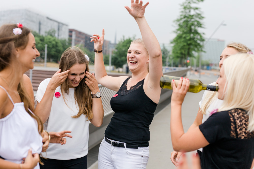Modernes JGA-Fotoshooting in der Hamburger Hafencity